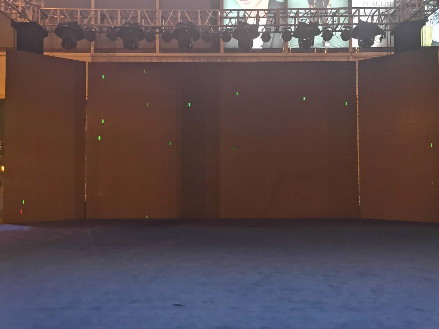 租賃LED顯示屏出現(xiàn)“毛毛蟲(chóng)”怎么處理-鷹皇顯示技術(shù)